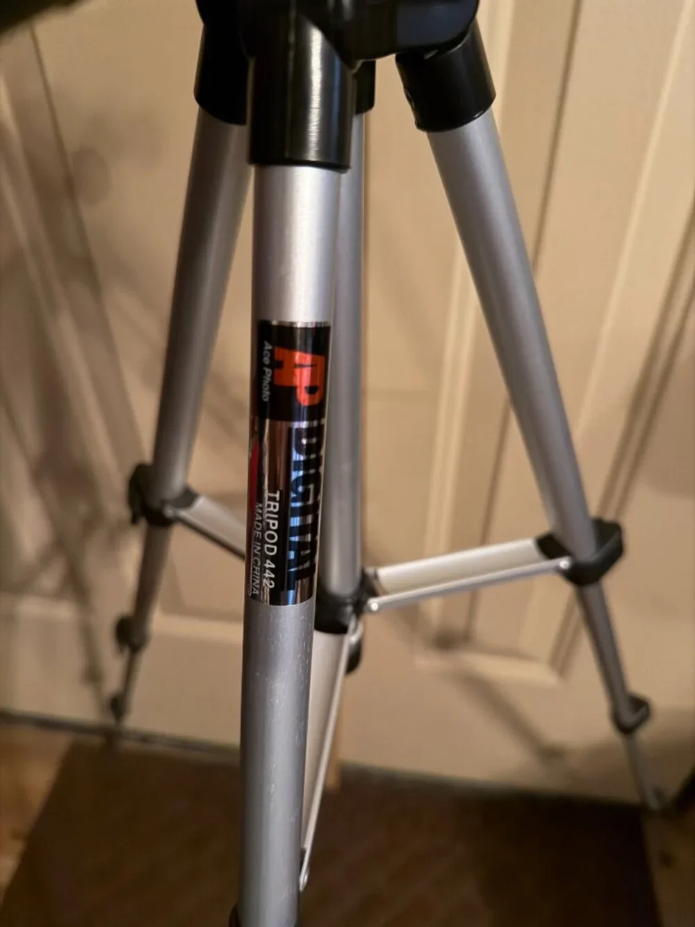 AP Ace Pro Series 36” Digital Photo/Video Tripod/swivel W/Carry Case. Good Cond.